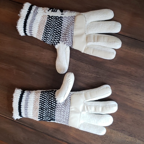 Isotoner NWOT Women's Chenille Snowflake Gloves - Picture 4 of 7